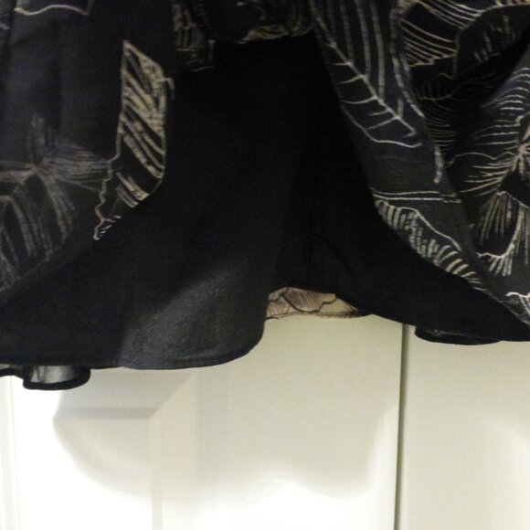 NWT LE CHATEAU black & pink floral flutter sleeve dress - Picture 13 of 15